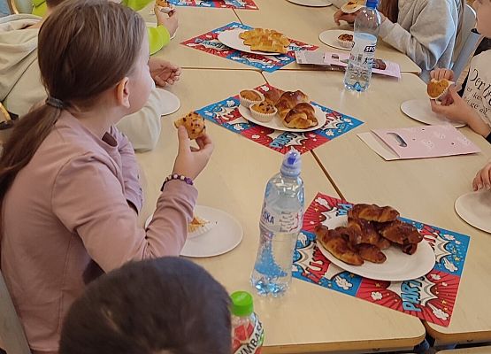 Dzieci podczas słodkiego poczęstunku