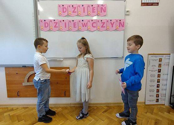 Chłopiec wręcza koleżance upominek