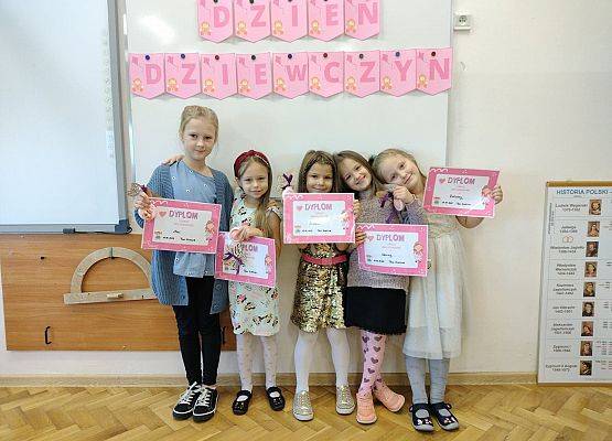 Zdjęcie grupowe dziewczynek