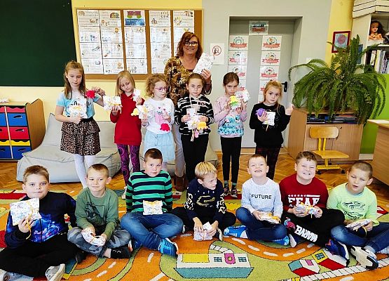 Zdjęcie grupowe uczniów z nauczycielką