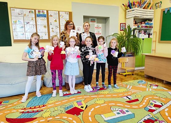 Zdjęcie grupowe uczniów z nauczycielką