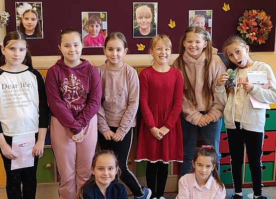 Zdjęcie grupowe pod tablicą z  napisem Dzień Dziewczynek