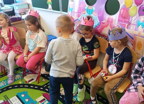 Chłopcy wręczają  dziewczynkom upominki