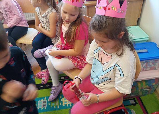 Chłopcy wręczają  dziewczynkom upominki