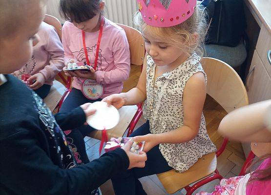 Chłopcy wręczają  dziewczynkom upominki