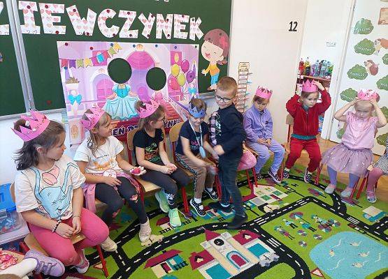 Chłopiec wręcza  dziewczynce upominki