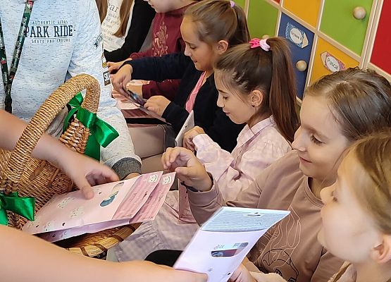 Chłopiec wręcza upominek