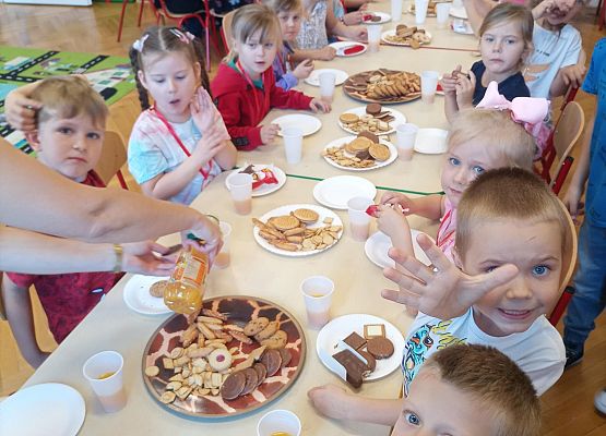 Dzieci jedzą słodkości