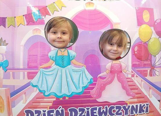 Dziewczynki pozują do zdjęcia