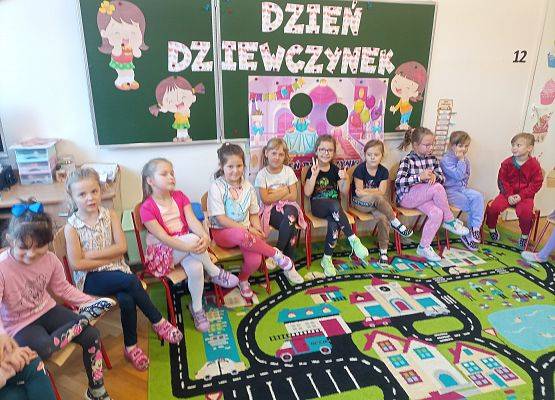 Dziewczynki siedzą na krzesełkach