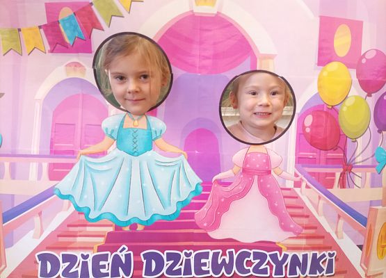 Dziewczynki pozują do zdjęcia