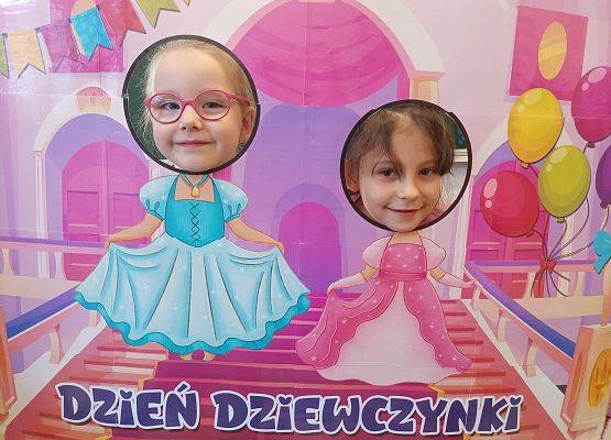 Dziewczynki pozują do zdjęcia