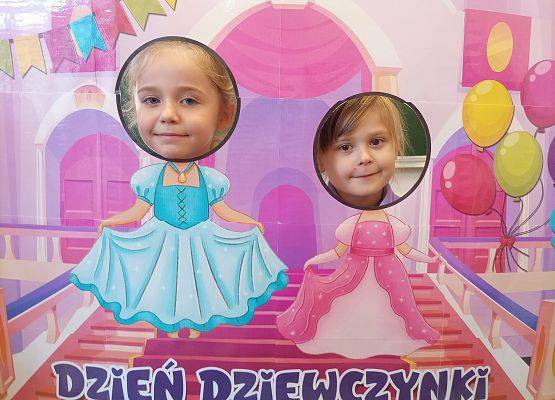 Dziewczynki pozują do zdjęcia