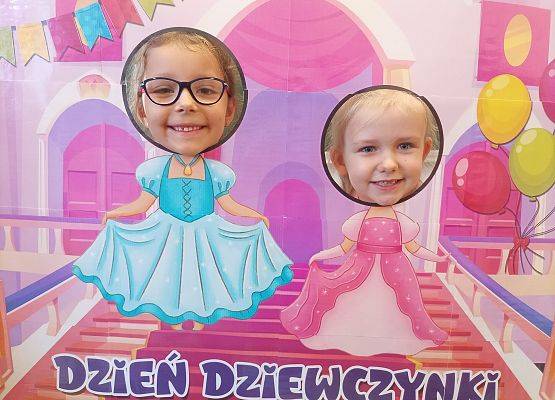 Dziewczynki pozują do zdjęcia