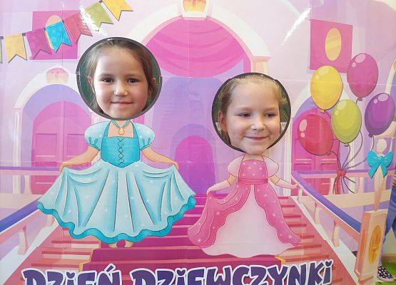 Dziewczynki pozują do zdjęcia