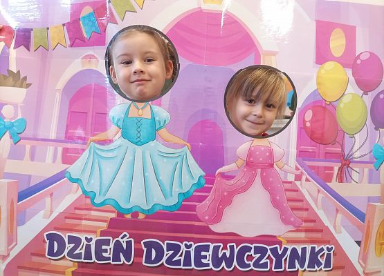 Dziewczynki pozują do zdjęcia