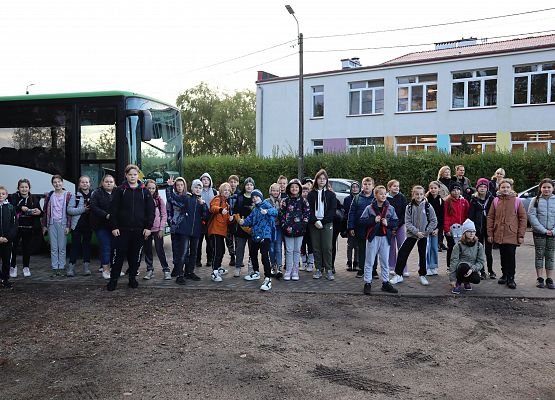 Uczniowie stoją przy autokarze