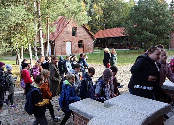 Uczniowie przed budynkiem muzeum