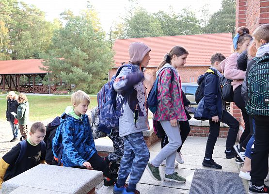 Uczniowie wchodzą do budynku