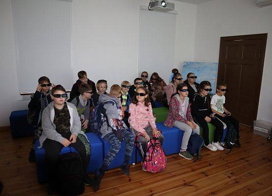 Uczniowie oglądają film w okularach 3D