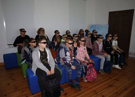 Uczniowie oglądają film w okularach