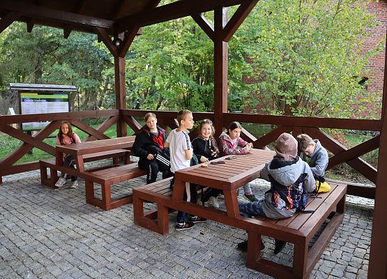 Uczniowie odpoczywają na świeżym powietrzu