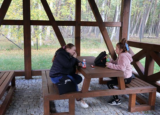 Uczniowie odpoczywają na świeżym powietrzu