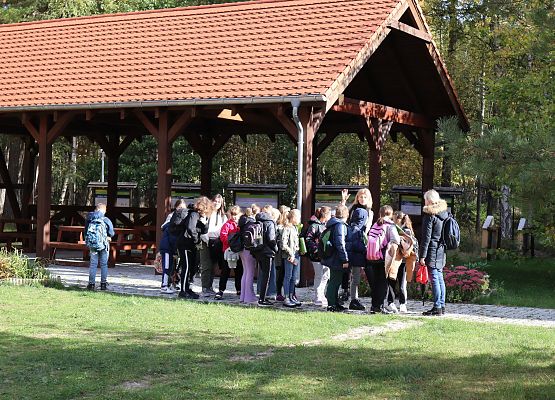 Uczniowie stoją przy wiacie