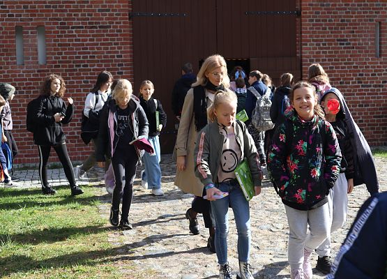 Uczniowie wychodzą z budynku