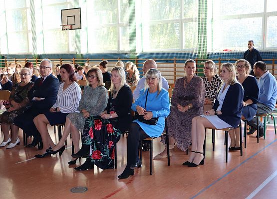 Nauczyciele siedzą na krzesłach