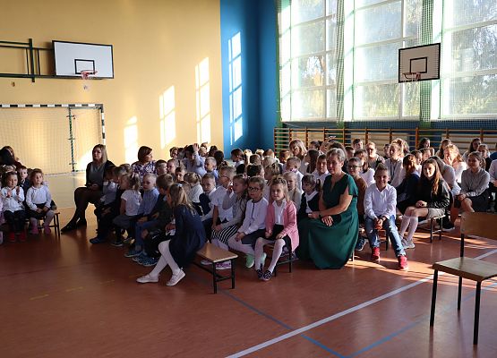 Publiczność ogląda występy uczniów z okazji DEN