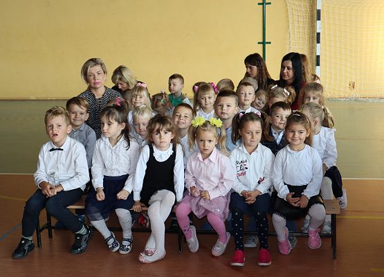 Grupa przedszkolaków oglądająca występ