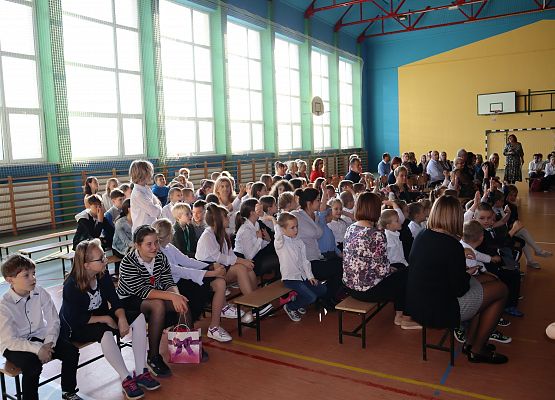 Publiczność ogląda występy dzieci