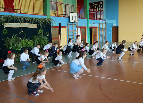 Uczniowie tańczą