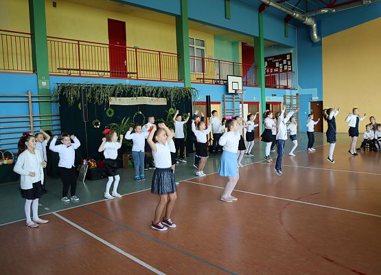 Uczniowie tańczą