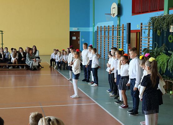 Uczniowie przemawiają do nauczycieli