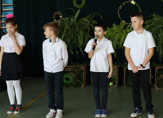 Uczniowie przemawiają do nauczycieli