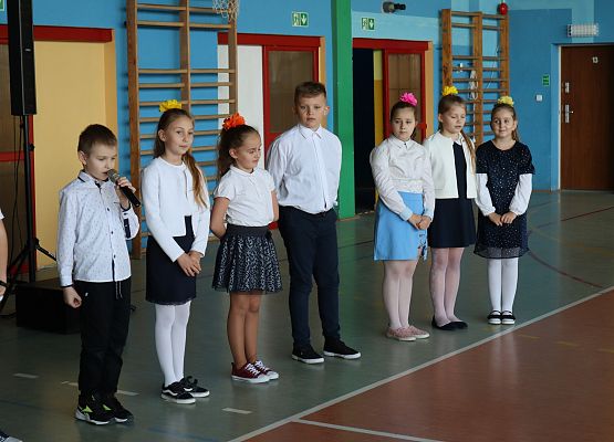 Uczniowie przemawiają do nauczycieli