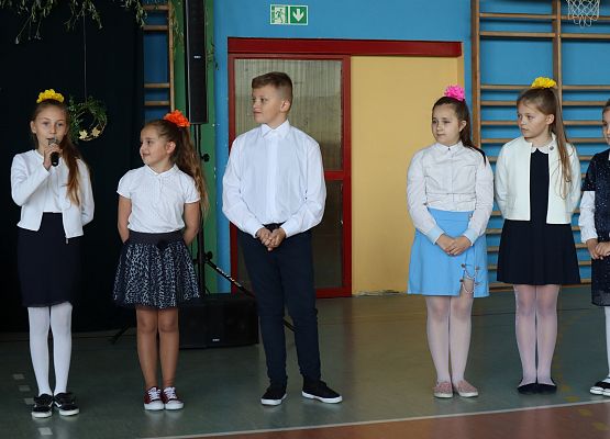 Uczniowie przemawiają do nauczycieli