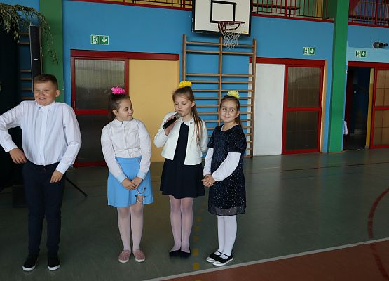 Uczniowie przemawiają do nauczycieli