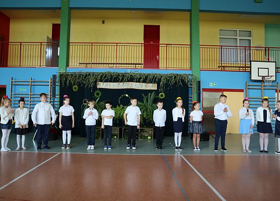 Uczniowie przemawiają do nauczycieli