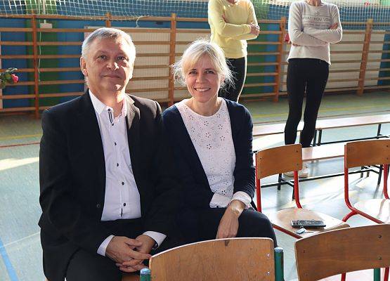 Nauczyciele oglądają występy uczniów