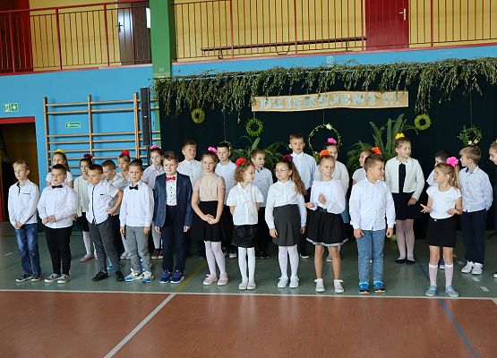 Uczniowie przemawiają do nauczycieli