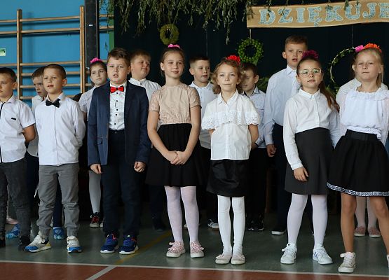 Uczniowie występują na scenie