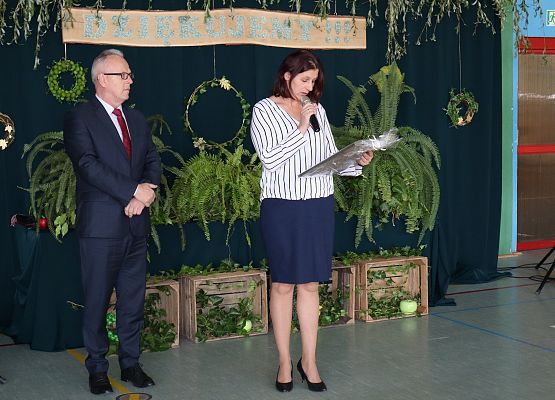 Przemowa przewodniczącej Rady Rodziców, obok stoi dyrektor