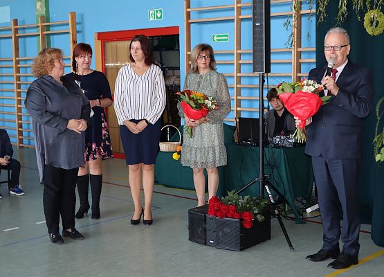 Dyrektor gratuluje nauczycielce