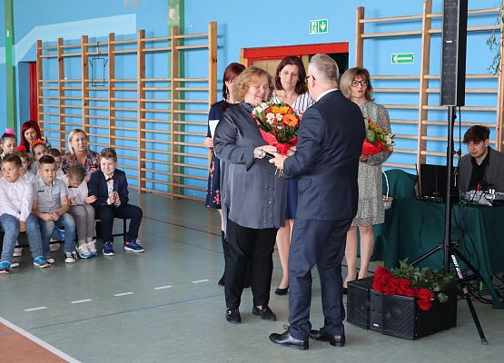 Dyrektor wręcza kwiaty