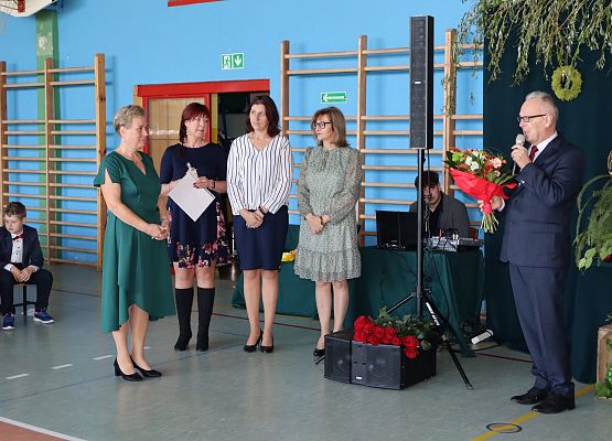 Dyrektor gratuluje pracownicy