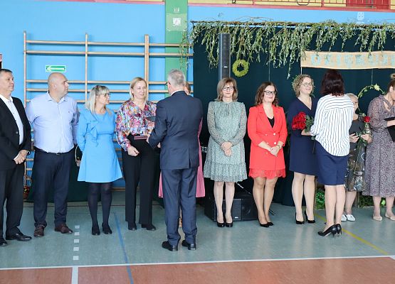 Dyrektor wręcza dyplomy nagrodzonym nauczycielom