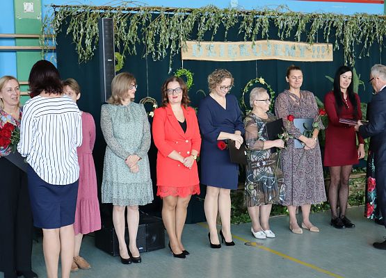 Dyrektor wręcza dyplomy nagrodzonym nauczycielom